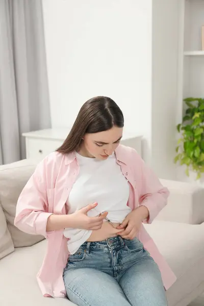 Diabetes Woman Making Insulin Injection Her Belly Sofa Home — Stock Photo, Image