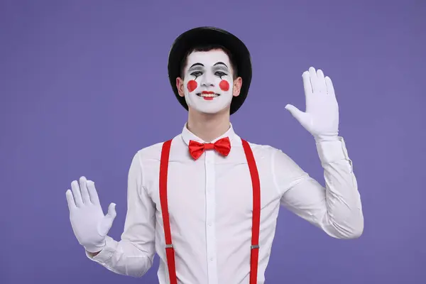 Funny Mime Artist Hat Posing Purple Background — Stock Photo, Image