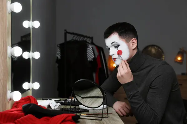 Anak Muda Menerapkan Mime Makeup Dekat Cermin Ruang Ganti — Stok Foto