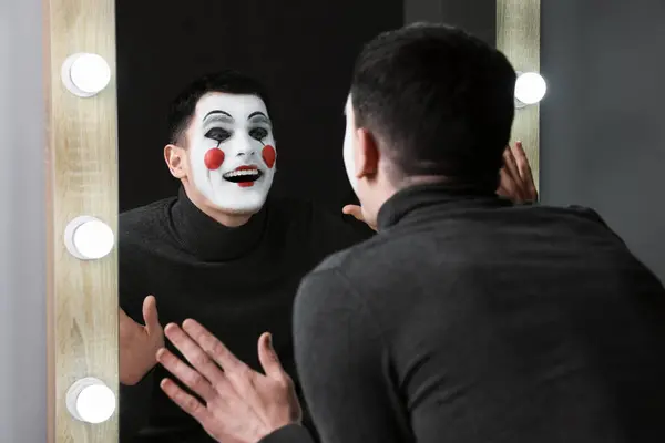 Artis Berpose Dekat Cermin Ruang Ganti — Stok Foto