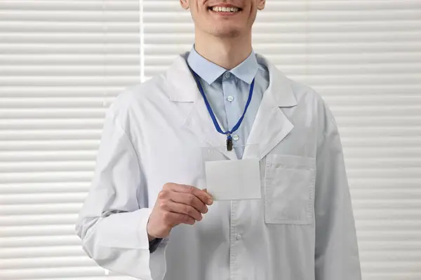 Dokter Tersenyum Menunjukkan Lencana Kosong Rumah Sakit Closeup — Stok Foto