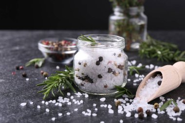 Taze biberiyeli tuz ve koyu gri desenli masada biber.