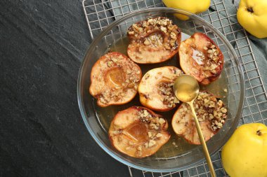 Cevizli bıldırcınlar ve siyah masada bal, düz. Metin için boşluk
