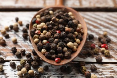 Aromatik baharat. Tahta masada farklı biberler, yakın plan.