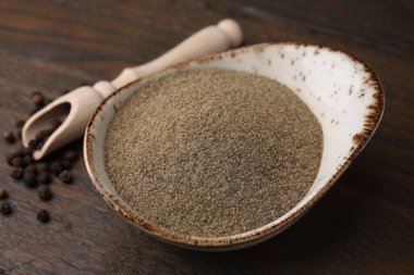 Biber ve biberler ahşap masada, yakın plan.