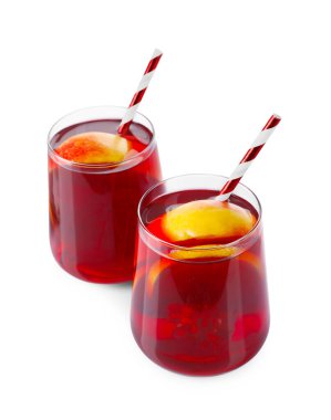 Beyaz arka planda gözlüklü Noel Sangria içkisi