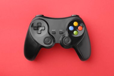 Kırmızı arkaplanda kablosuz oyun denetleyici, üst görünüm