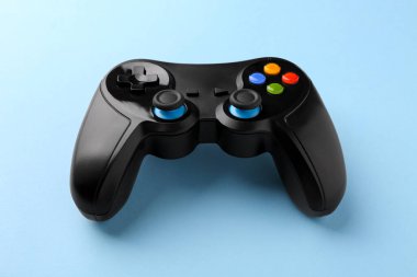 Açık mavi arkaplanda kablosuz oyun denetleyici