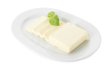 Lezzetli tereyağlı tabak beyaza izole edilmiş.