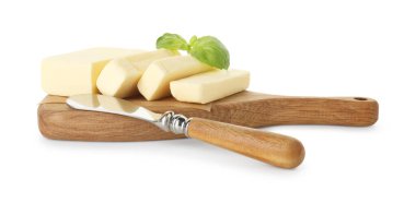 Lezzetli tereyağı, fesleğen ve bıçaklı tahta beyaza izole edilmiş.