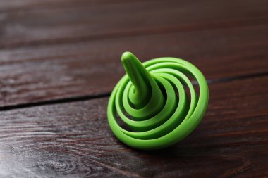 Ahşap masada dönen yeşil bir kapak, yakın plan. Metin için boşluk