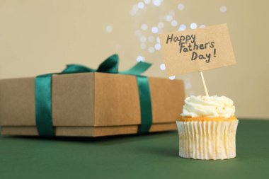 Babalar Günün kutlu olsun. Yeşil masadaki hediye kutusuyla birlikte çok lezzetli bir kek.