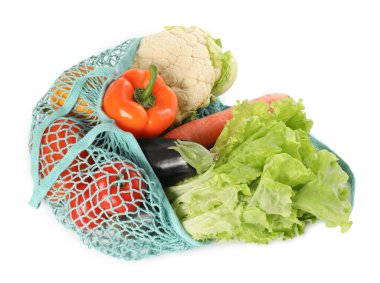 Taze sebzeler sicim torbasında, beyazda izole edilmiş, yukarıda.