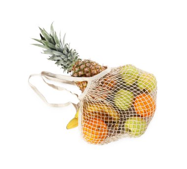 İp torbasındaki taze meyveler beyaza izole edilmiş, üst görünüm