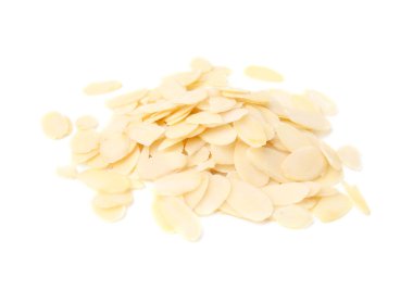 Beyazlar üzerinde izole edilmiş taze badem taneleri.