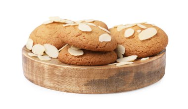 Taze badem taneli kurabiyeler beyazda izole edilmiş.