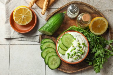 Yeşil soğanlı, salatalıklı, maydanozlu ve limonlu lezzetli yoğurt.