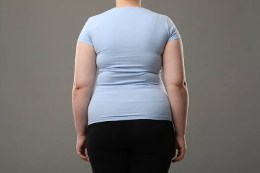 Gri arka planda şişman kadın, arka plan