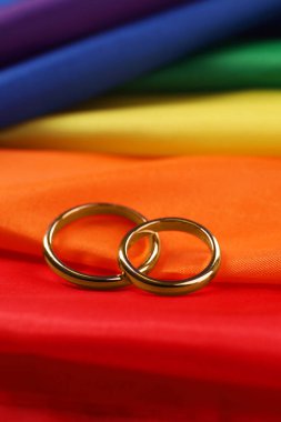 Gökkuşağı LGBT bayrağında alyanslar, yakın plan.