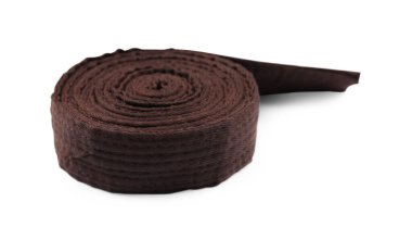 Kahverengi karate kuşağı beyaza izole edilmiş. Dövüş sanatları üniforması