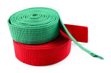 Yeşil ve kırmızı karate kuşakları beyazda izole