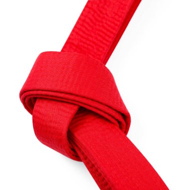 Kırmızı karate kuşağı beyaza izole edilmiş. Dövüş sanatları üniforması