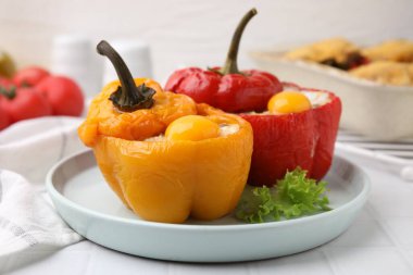 Lezzetli dolma dolma dolma biber ve beyaz masada kızarmış yumurta.