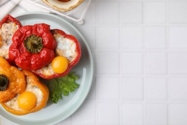 Lezzetli dolma dolma dolma dolma biberler ve kızarmış yumurtalar, beyaz fayanslı masa, üst manzara. Metin için boşluk