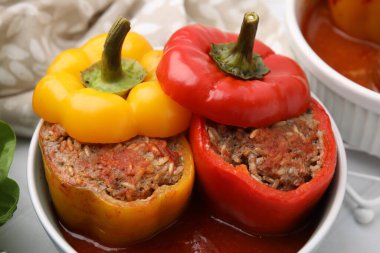 Doldurulmuş dolma biberler beyaz masada, yakın plan.