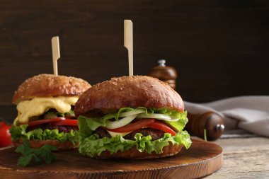 Tahta masada servis edilen lezzetli vejetaryen hamburgerler.