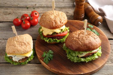 Tahta masada servis edilen lezzetli vejetaryen hamburgerler.