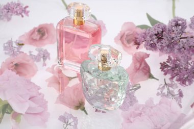 Bahar çiçeklerinde iki lüks parfüm.