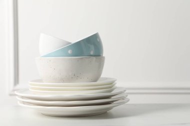 Beyaz masada güzel seramik bulaşık takımı yığını, metin için boşluk