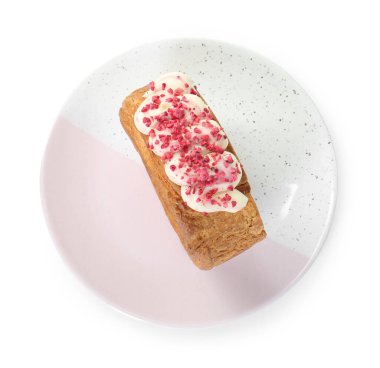 Kremalı yuvarlak kruvasan, beyaza izole edilmiş, üst manzara. Lezzetli puf böreği