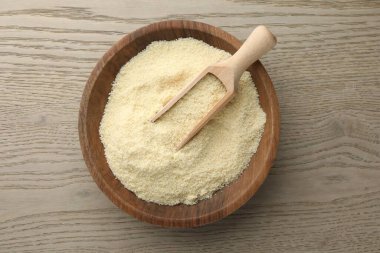 Taze badem unu ve bir kase dolusu tahta masa, üst manzara.