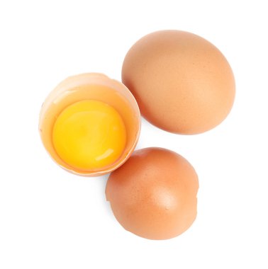 Çatlamış tavuk yumurtaları beyaza izole edilmiş.