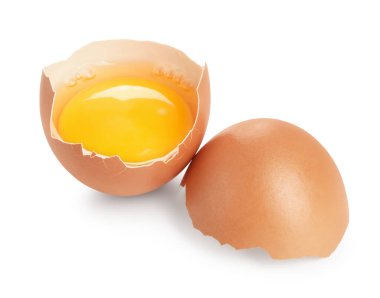 Kırık tavuk yumurtası ve sarısı beyaza izole edilmiş.