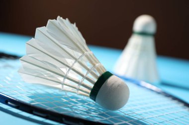 Tüylü badminton topları ve raketi sahada, seçici odaklanma
