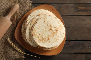 Pek çok lezzetli ev yapımı tortilla ve merdane ahşap masa, üst görünüm