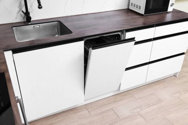 Mutfakta kapısı açık bulaşık makinesi.