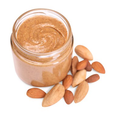 Kavanozda lezzetli fındık ezmesi ve beyaza izole edilmiş bademler.