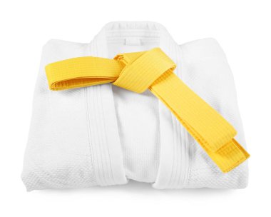 Sarı karate kuşağı ve beyaz üzerine izole edilmiş kimono.