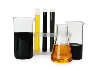 Beyaz üzerine izole edilmiş farklı türde ham petrol içeren laboratuvar camları.