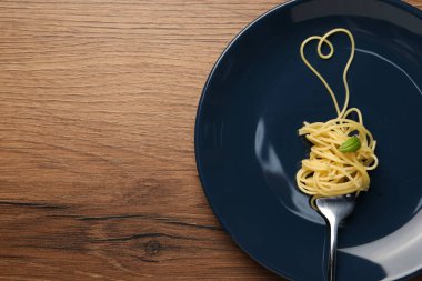 Kalpler, ahşap masa üzerinde çatal ve spagetti ile yapılmış. Metin için boşluk