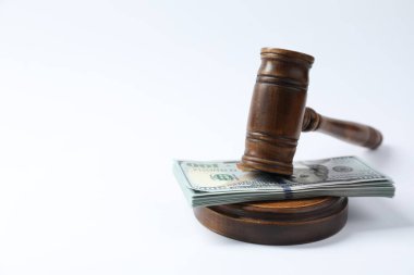 Beyaz arka planda yığınla doları olan kanun tokmağı. Metin için boşluk