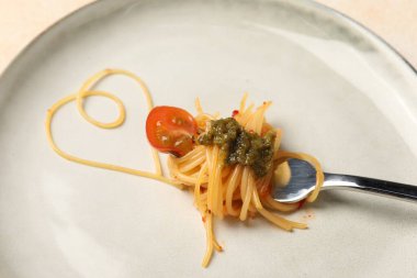 Spagetti ve çatalla yapılmış bir kalp, yakın plan.