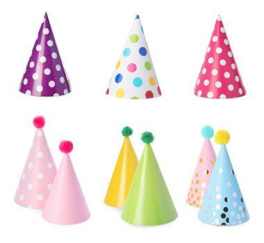 Renkli parti şapkaları beyaz sette izole.