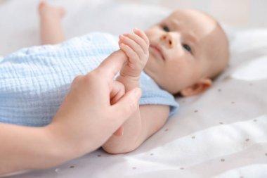 Anne beşiğinde sevimli küçük bebeğiyle seçici bir şekilde odaklanıyor.