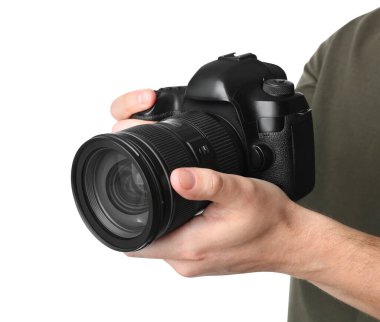 Beyaz arka planda modern kamerayı tutan fotoğrafçı, yakın plan