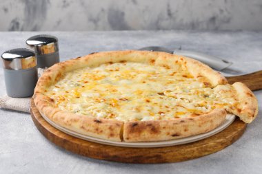 Açık gri desenli masada leziz peynirli pizza.